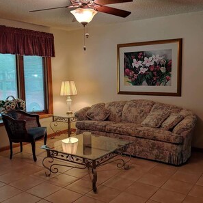 Living area - Cozy 2-bedroom house, close to beaches, restaurants and lots of activities (New Port Richey)