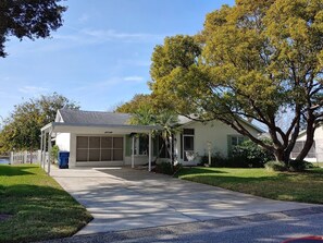 Property grounds - Cozy 2-bedroom house, close to beaches, restaurants and lots of activities (New Port Richey)