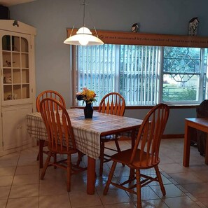 Dining - Cozy 2-bedroom house, close to beaches, restaurants and lots of activities (New Port Richey)