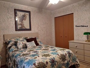 Internet, bed sheets - Cozy 2-bedroom house, close to beaches, restaurants and lots of activities (New Port Richey)