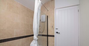 Shower, hair dryer, shampoo - Hagley House, Birmingham (West Midlands)
