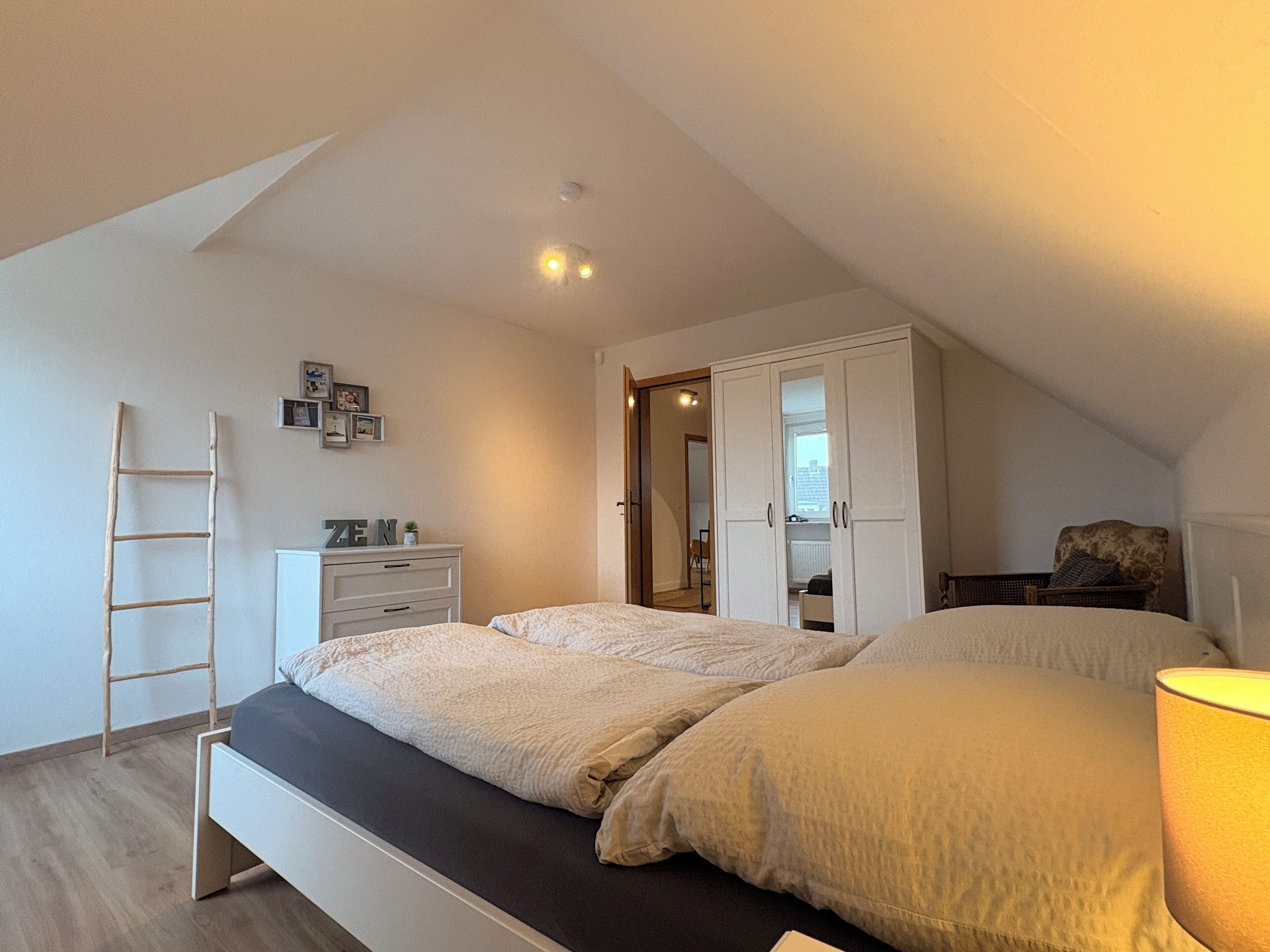 2 Schlafzimmer, Schreibtisch, Bügeleisen/Bügelbrett, Reisekinderbett