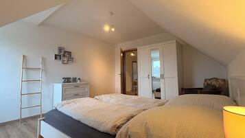 2 Schlafzimmer, Schreibtisch, Bügeleisen/Bügelbrett, Reisekinderbett