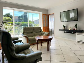 Smart TV, fireplace, books, video library - Villa 110 m², large enclosed garden, secure parking, 150 m from the sea, (Saint-Cyr-sur-Mer)