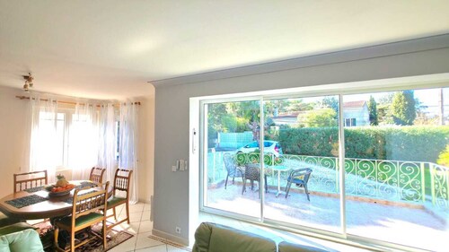 Villa 110 m², large enclosed garden, secure parking, 150 m from the sea,