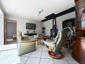 Smart TV, fireplace, books, video library - Villa 110 m², large enclosed garden, secure parking, 150 m from the sea, (Saint-Cyr-sur-Mer)