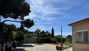 Property grounds - Villa 110 m², large enclosed garden, secure parking, 150 m from the sea, (Saint-Cyr-sur-Mer)