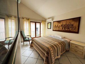 3 bedrooms, iron/ironing board, free WiFi, bed sheets - Villa 110 m², large enclosed garden, secure parking, 150 m from the sea, (Saint-Cyr-sur-Mer)