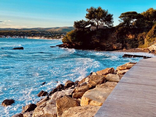 Villa 110 m², grand jardin clos, parking sécurisé, 150 m de la mer,