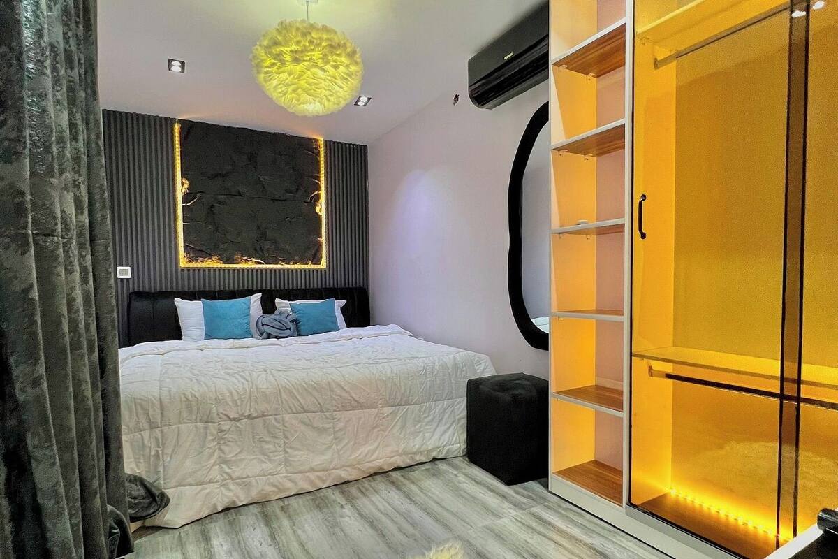 Phòng tiện nghi đơn giản, ban công, quang cảnh thành phố | Bàn, khu vực làm việc phù hợp cho laptop, màn/rèm cản sáng