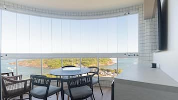 Basic Apartment | Dining