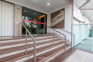 Exterior detail - Building w/ Pool in Front of the Beaches of Bacutia and Peracanga - Emqs (Guarapari)