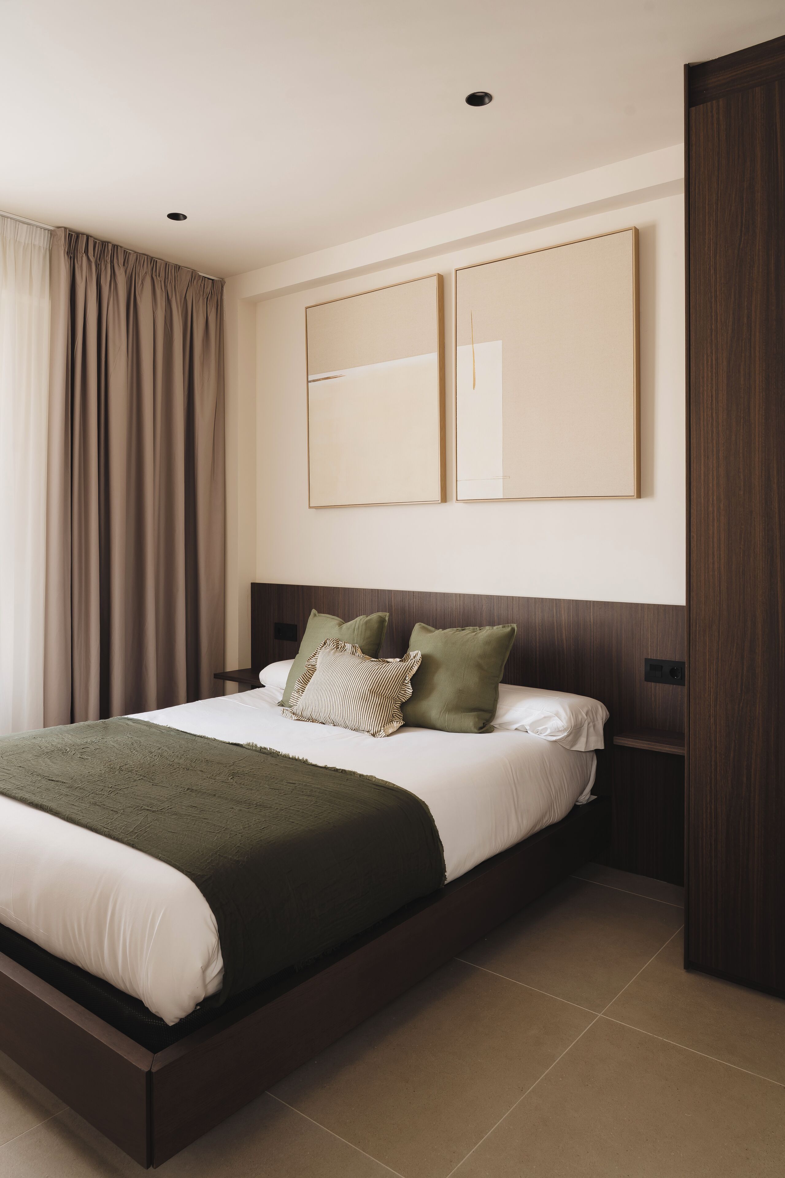 Apartment, 2 Bedrooms | Dihias secara berasingan, dilengkapkan perabot secara berasingan, meja 