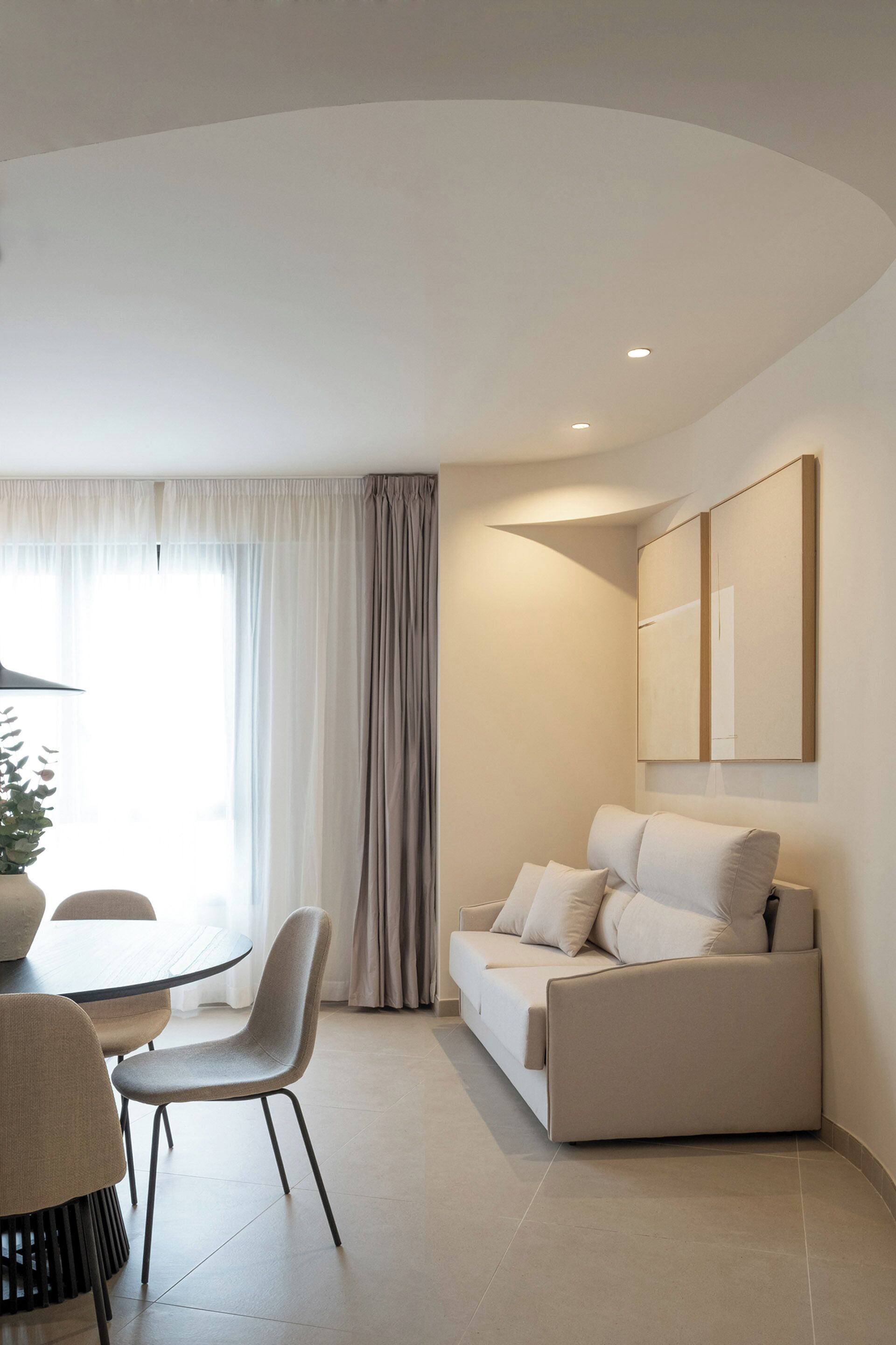 Comfort Apartment, 2 Bedrooms | Ruang tamu | 50 inci televisyen skrin rata dengan kabel 