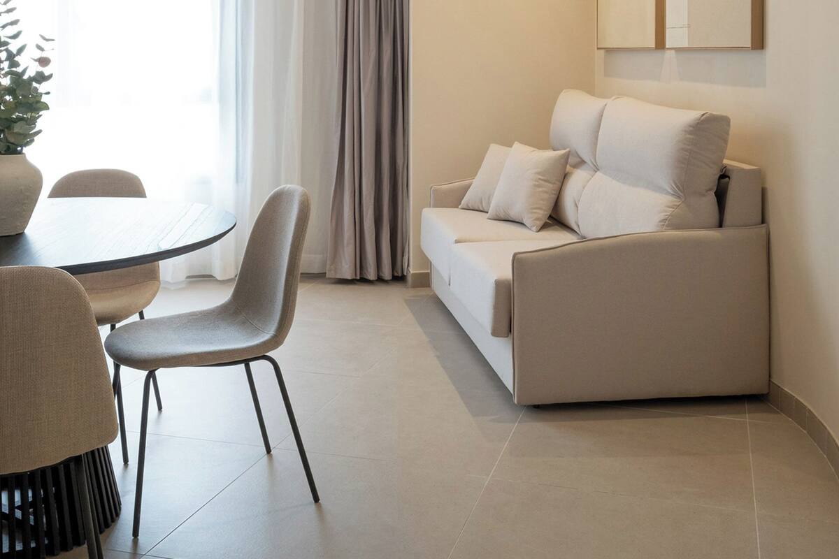 Comfort Apartment, 2 Bedrooms | Ruang tamu | 50 inci televisyen skrin rata dengan kabel