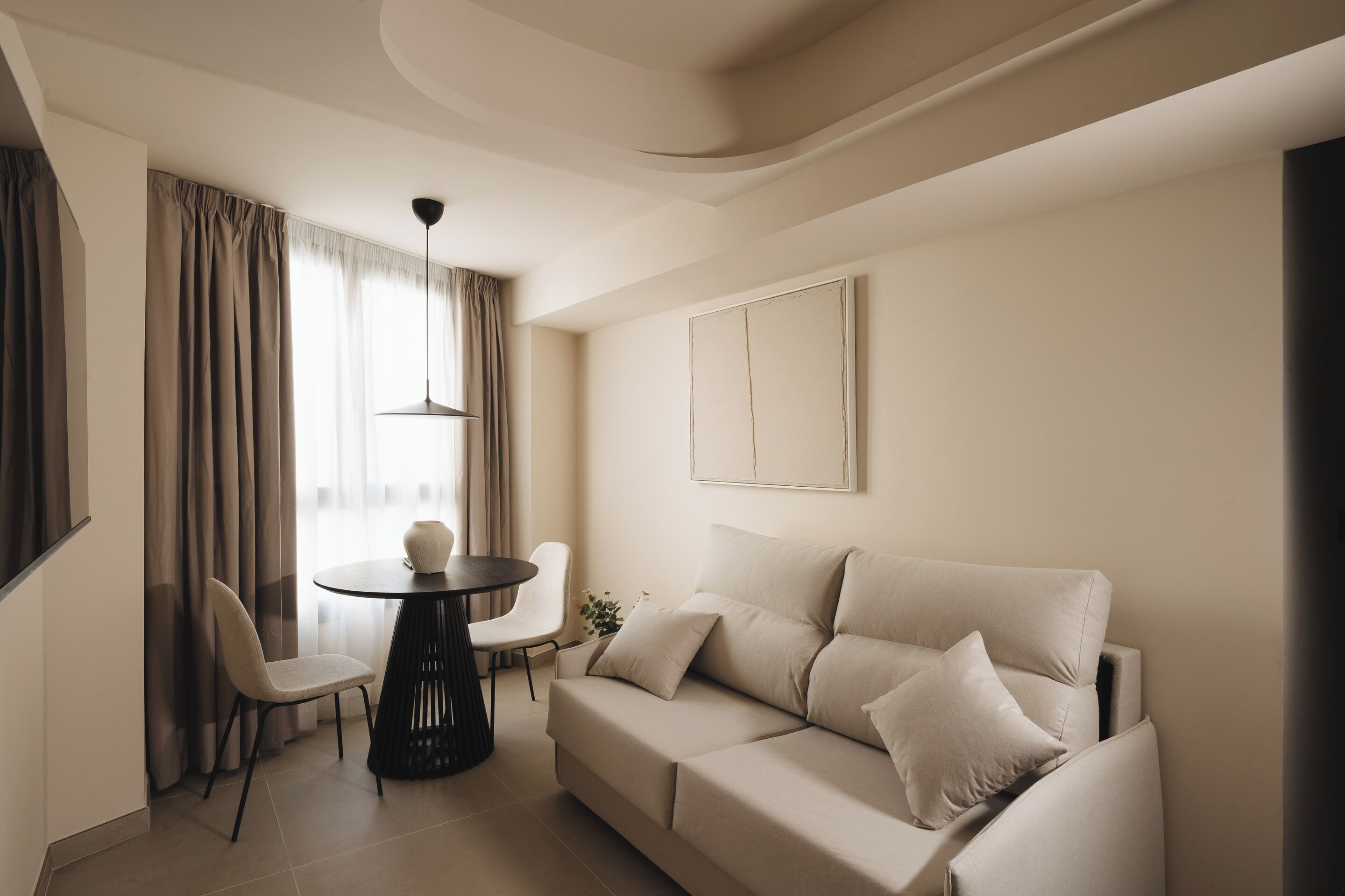 Apartment | Ruang tamu | 50 inci televisyen skrin rata dengan kabel 