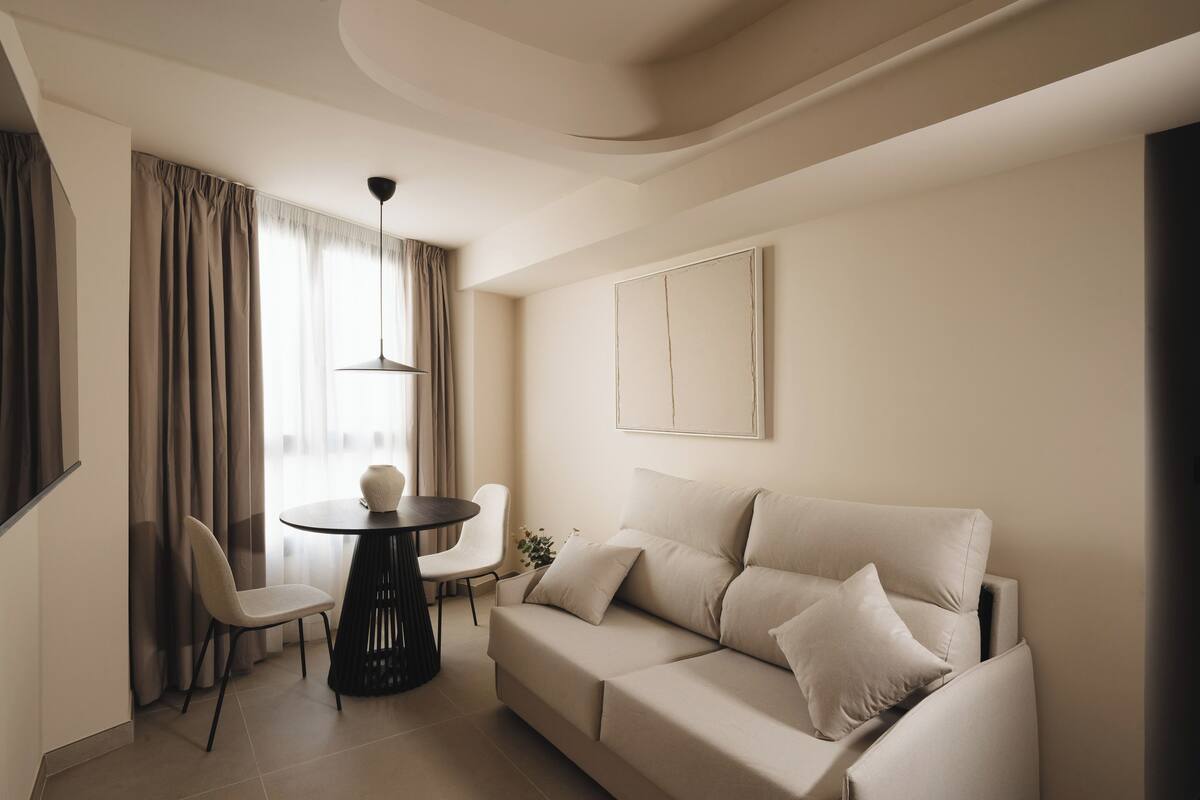 Apartment | Ruang tamu | 50 inci televisyen skrin rata dengan kabel