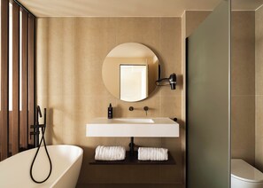 Apartamento Confort, 2 habitaciones | Baño | Ducha, artículos de higiene personal ecológicos y secador de pelo