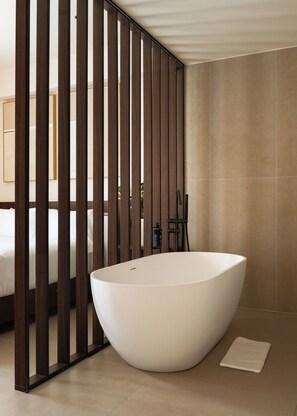 Apartamento, 3 habitaciones | Decoración individual, mobiliario individual, escritorio