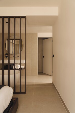 Apartment, 3 Bedrooms | Dihias secara berasingan, dilengkapkan perabot secara berasingan, meja 