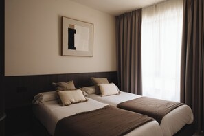 Căn hộ, 3 phòng ngủ | Trang trí khác biệt, trang bị nội thất với thiết kế riêng biệt, bàn 