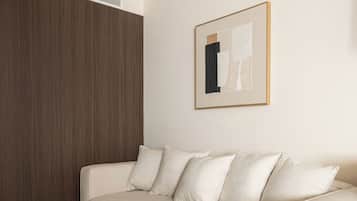 Estudio | Zona de estar | Televisión de pantalla plana de 50 pulgadas con canales por cable