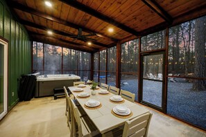 Terrace/patio - 4 Kings + Glow in the Dark Sports Court + Outdoor Cinema + Kid & Adult approved (broken Bow)