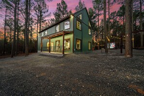 Exterior - 4 Kings + Glow in the Dark Sports Court + Outdoor Cinema + Kid & Adult approved (broken Bow)
