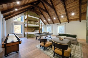 Games room - 4 Kings + Glow in the Dark Sports Court + Outdoor Cinema + Kid & Adult approved (broken Bow)