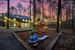 Children’s area - 4 Kings + Glow in the Dark Sports Court + Outdoor Cinema + Kid & Adult approved (broken Bow)