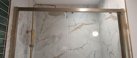 Douche, sèche-cheveux, serviettes fournies, papier toilette