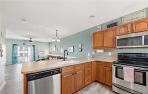 Fridge, microwave, oven, stovetop - 4 Bedroom Townhouse, sleeping 12, Walk to the Beach, FREE Linens & Towels (Ocean City)