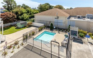 Outdoor Pool - 4 Bedroom Townhouse, sleeping 10, Walk to the Beach, FREE Linens & Towels (Ocean City)