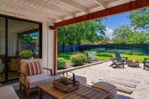 Terrace/patio - Biscuit House | Sleeps 8 | Great Backyard (Fredericksburg)