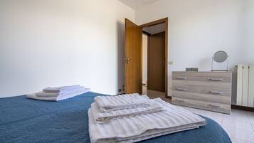 1 chambre, fer et planche à repasser, lit parapluie, Wi-Fi gratuit