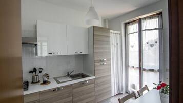 Frigorifero, microonde, forno, piano cottura
