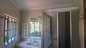 Serviettes fournies, papier toilette