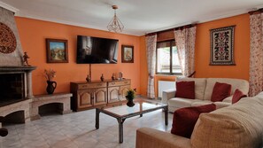 Smart TV - Large Holiday Home in Llanes for 10–18 Guests near the Beach (Cué-Llanes)