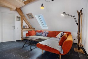 TV, table tennis, stereo - Apartment 'Unit 1' with Mountain View, Shared Terrace and Shared Garden (Ebersbach-Musbach)