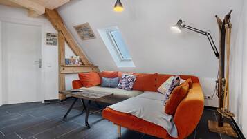 Tv, bordtennisbord, stereoanlæg