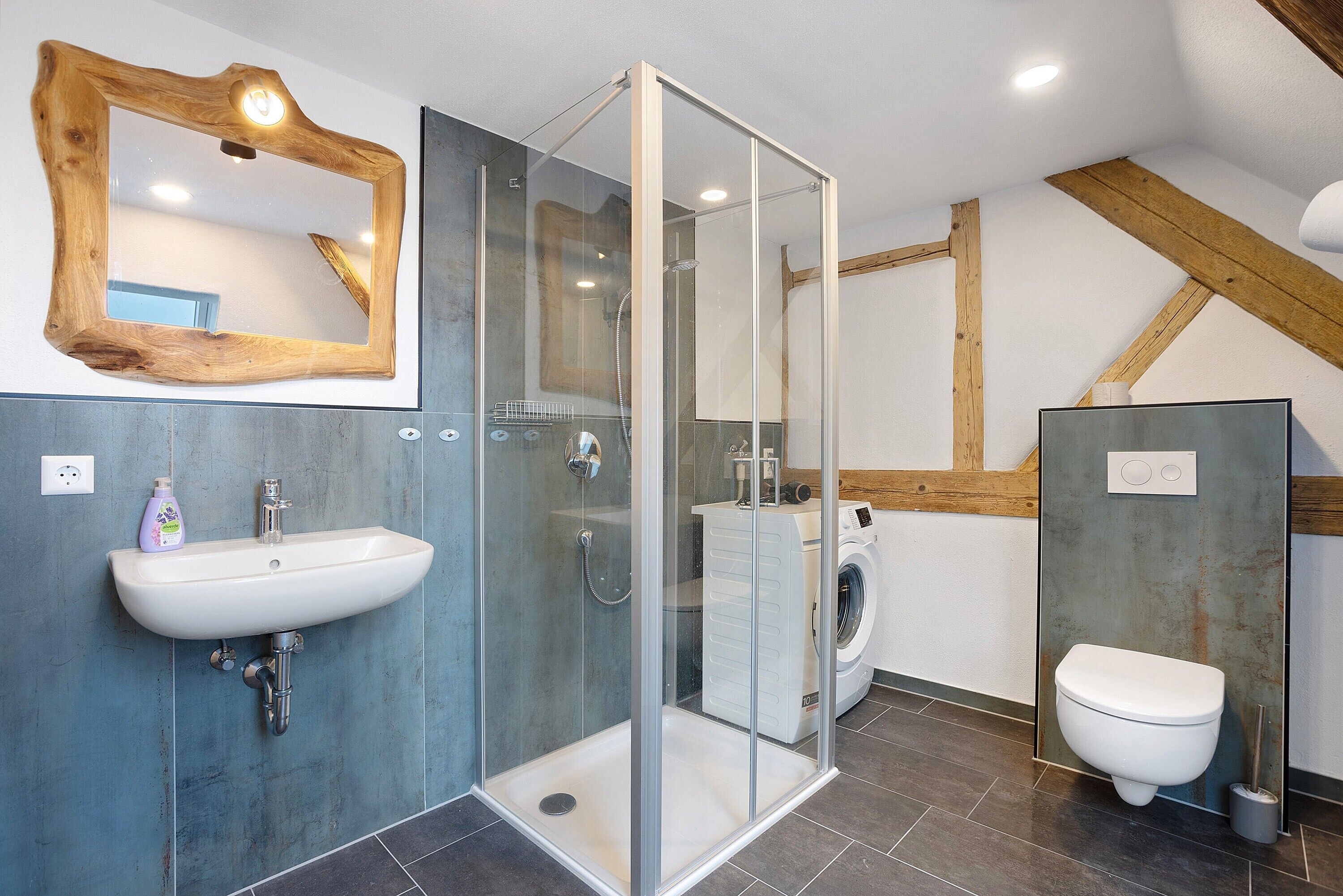 Douche, sèche-cheveux, serviettes fournies