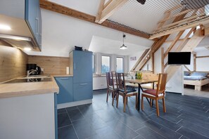 Fridge, oven, stovetop, coffee/tea maker - Apartment 'Unit 1' with Mountain View, Shared Terrace and Shared Garden (Ebersbach-Musbach)