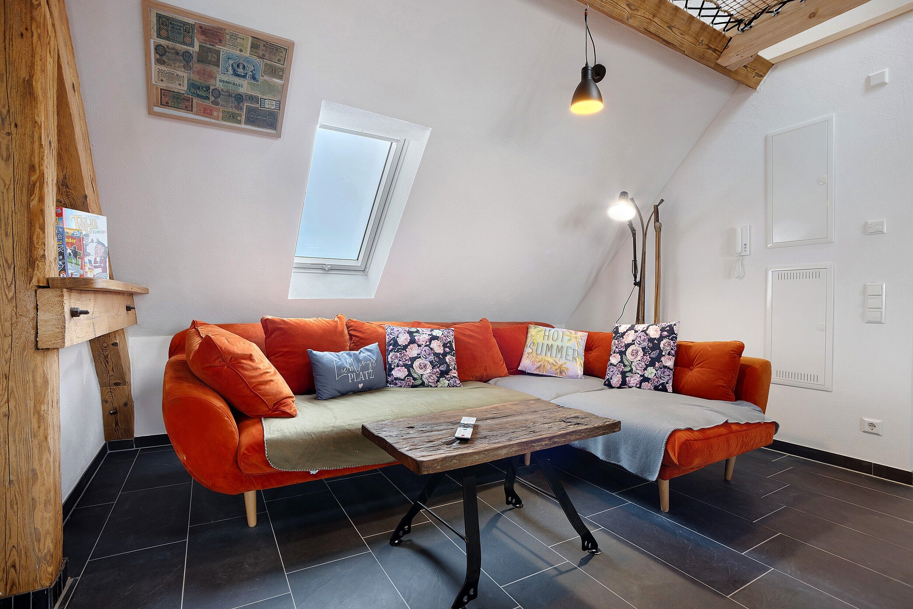 Télévision, table de tennis de table, chaîne hi-fi