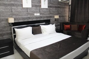 Deluxe-Zimmer, Balkon, Stadtblick | Schreibtisch, laptopgeeigneter Arbeitsplatz, Verdunkelungsvorhänge