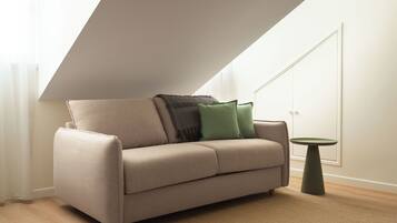 Suite with Sofa Bed | Individually decorated, individually furnished, desk, laptop workspace