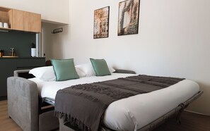 Suíte, 1 quarto | Área de estar | TV de tela plana 43 polegadas com canais a cabo
