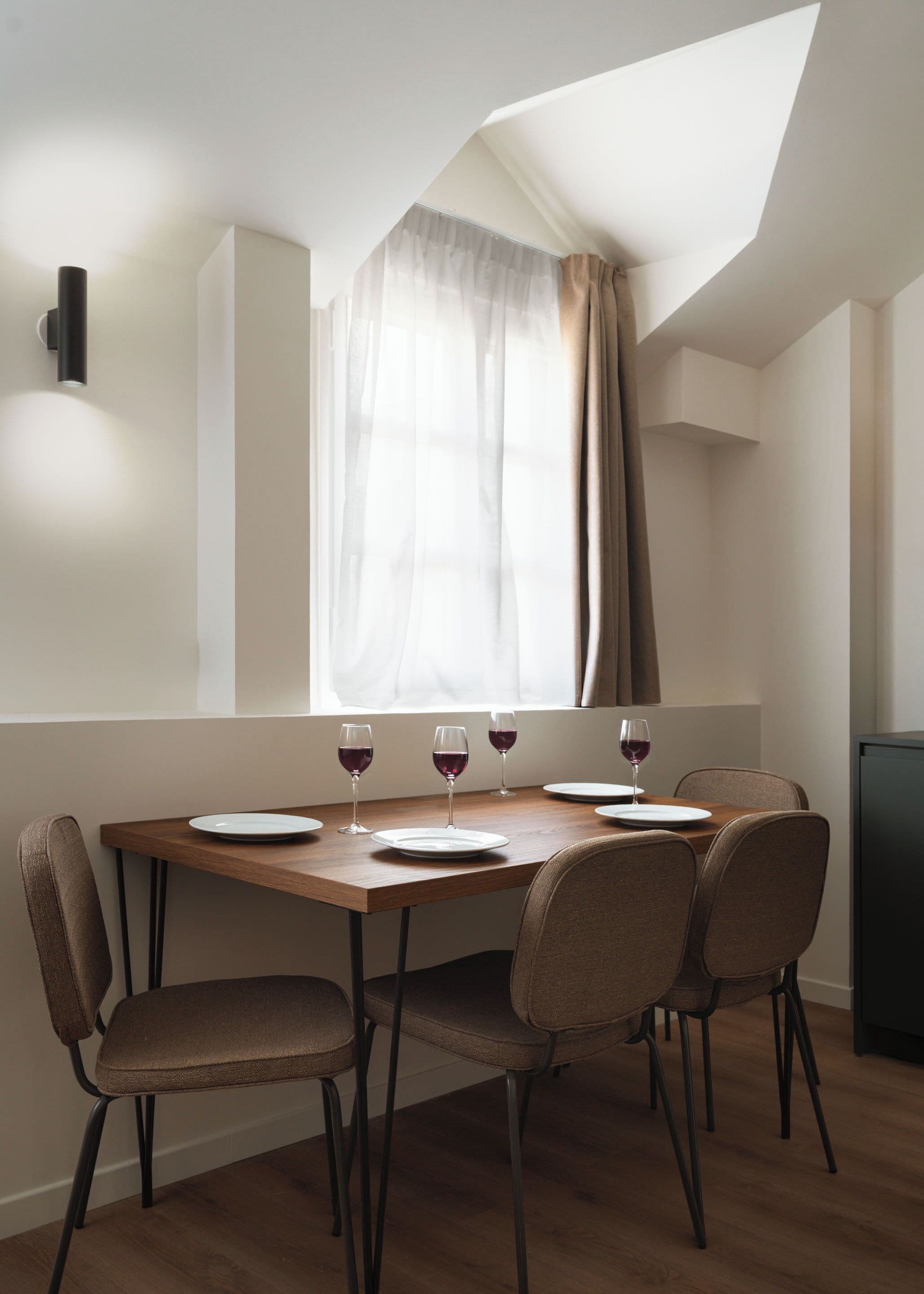 Suite, 1 chambre | Coin séjour | Télévision à écran plat de 43 pouces avec chaînes par câble