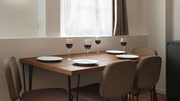 Suite, 1 habitación | Zona de estar | Televisión de pantalla plana de 43 pulgadas con canales por cable