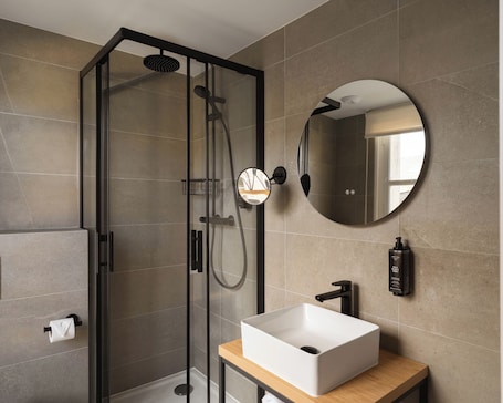 Shower, eco-friendly toiletries, hair dryer, towels. Limehome Versailles Rue du Bailliage