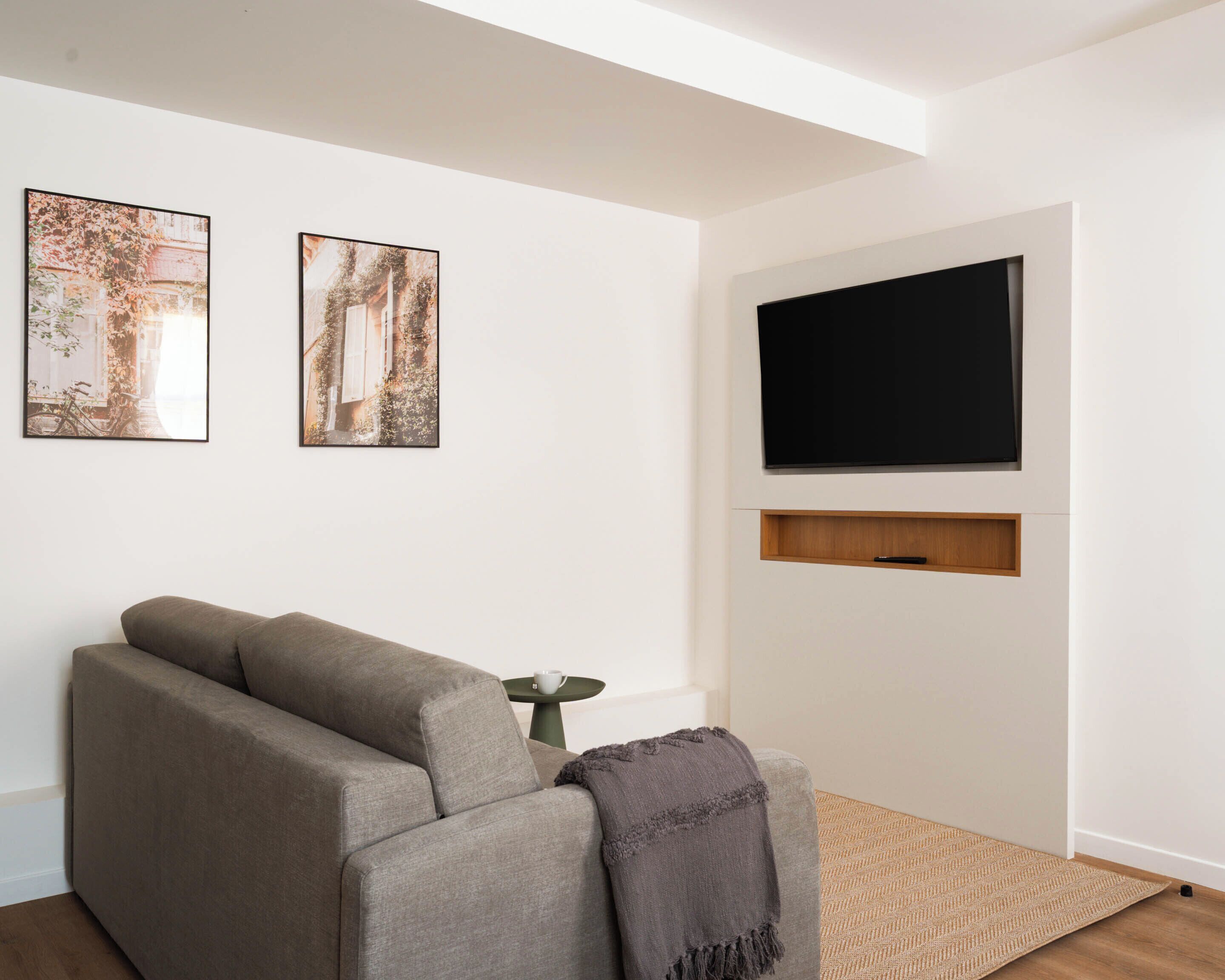 Suite, 1 habitación | Área de sala de estar | Televisión de pantalla plana de 43 pulgadas con canales por cable 